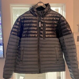 Moose knuckle puffer size XL
Tiny unnoticeable cut